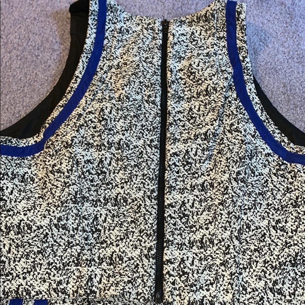 Cropped Zip Back Pattern Top - Picture 4 of 4